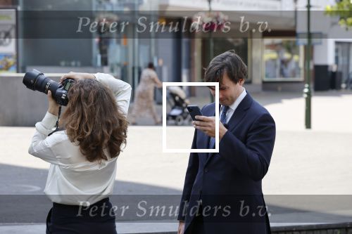 Hilversum Barneveld 13 juni 2020
Thierry Baudet gaat het land in om de krantjes van Forum voor democratie uit te delen. Zijn vriendin Davide legt alles vast met haar camera.