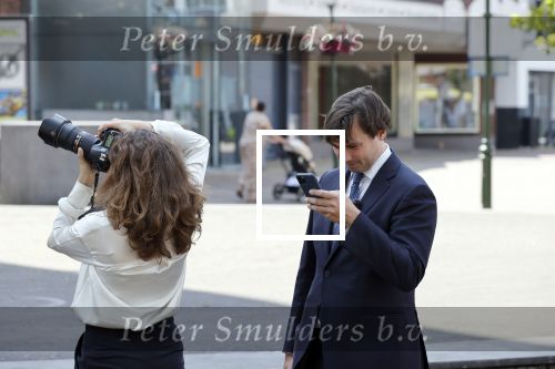 Hilversum Barneveld 13 juni 2020
Thierry Baudet gaat het land in om de krantjes van Forum voor democratie uit te delen. Zijn vriendin Davide legt alles vast met haar camera.