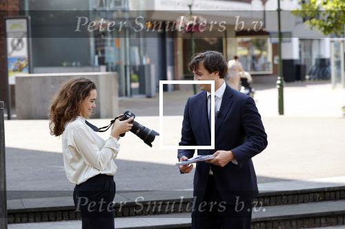 Hilversum Barneveld 13 juni 2020
Thierry Baudet gaat het land in om de krantjes van Forum voor democratie uit te delen. Zijn vriendin Davide legt alles vast met haar camera.