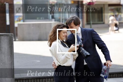 Hilversum Barneveld 13 juni 2020
Thierry Baudet gaat het land in om de krantjes van Forum voor democratie uit te delen. Zijn vriendin Davide legt alles vast met haar camera.