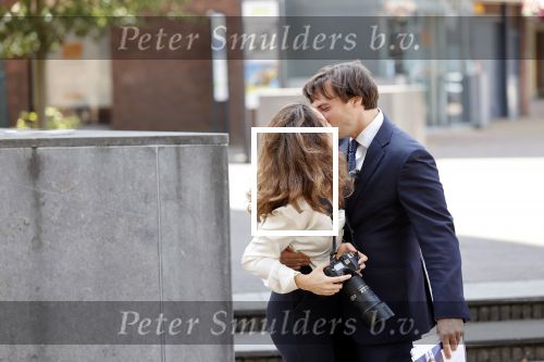 Hilversum Barneveld 13 juni 2020
Thierry Baudet gaat het land in om de krantjes van Forum voor democratie uit te delen. Zijn vriendin Davide legt alles vast met haar camera.