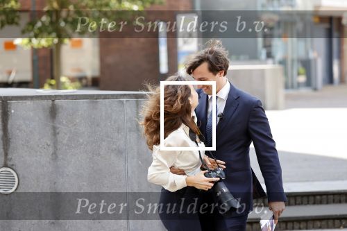 Hilversum Barneveld 13 juni 2020
Thierry Baudet gaat het land in om de krantjes van Forum voor democratie uit te delen. Zijn vriendin Davide legt alles vast met haar camera.