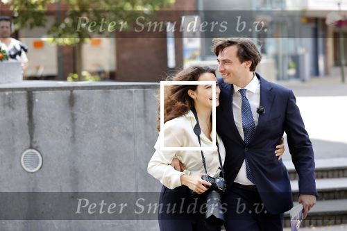 Hilversum Barneveld 13 juni 2020
Thierry Baudet gaat het land in om de krantjes van Forum voor democratie uit te delen. Zijn vriendin Davide legt alles vast met haar camera.