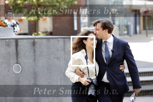 Hilversum Barneveld 13 juni 2020
Thierry Baudet gaat het land in om de krantjes van Forum voor democratie uit te delen. Zijn vriendin Davide legt alles vast met haar camera.
