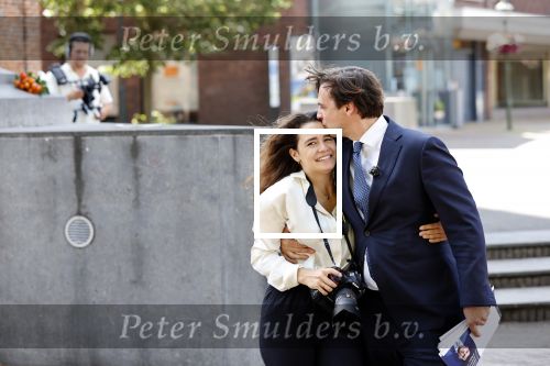 Hilversum Barneveld 13 juni 2020
Thierry Baudet gaat het land in om de krantjes van Forum voor democratie uit te delen. Zijn vriendin Davide legt alles vast met haar camera.