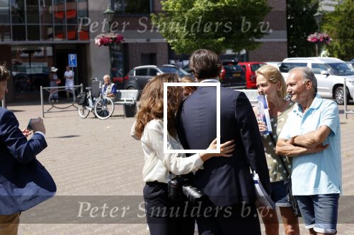Hilversum Barneveld 13 juni 2020
Thierry Baudet gaat het land in om de krantjes van Forum voor democratie uit te delen. Zijn vriendin Davide legt alles vast met haar camera.