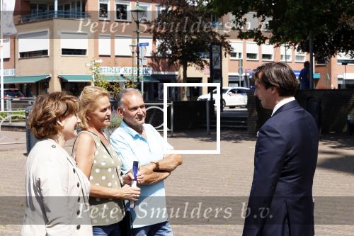 Hilversum Barneveld 13 juni 2020
Thierry Baudet gaat het land in om de krantjes van Forum voor democratie uit te delen. Zijn vriendin Davide legt alles vast met haar camera.