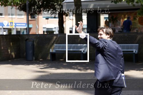 Hilversum Barneveld 13 juni 2020
Thierry Baudet gaat het land in om de krantjes van Forum voor democratie uit te delen. Zijn vriendin Davide legt alles vast met haar camera.