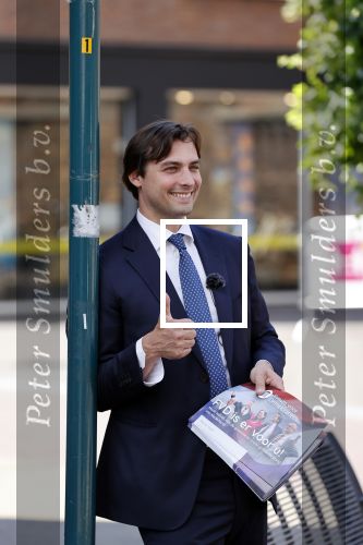 Hilversum Barneveld 13 juni 2020
Thierry Baudet gaat het land in om de krantjes van Forum voor democratie uit te delen. Zijn vriendin Davide legt alles vast met haar camera.