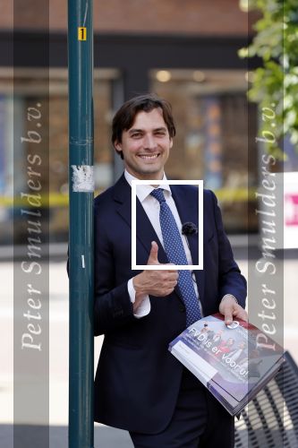 Hilversum Barneveld 13 juni 2020
Thierry Baudet gaat het land in om de krantjes van Forum voor democratie uit te delen. Zijn vriendin Davide legt alles vast met haar camera.