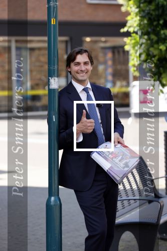 Hilversum Barneveld 13 juni 2020
Thierry Baudet gaat het land in om de krantjes van Forum voor democratie uit te delen. Zijn vriendin Davide legt alles vast met haar camera.