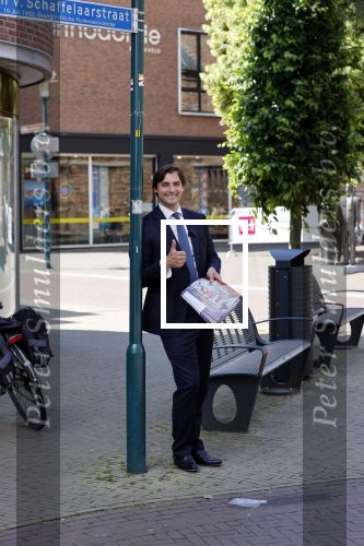Hilversum Barneveld 13 juni 2020
Thierry Baudet gaat het land in om de krantjes van Forum voor democratie uit te delen. Zijn vriendin Davide legt alles vast met haar camera.