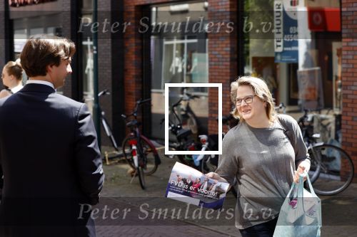 Hilversum Barneveld 13 juni 2020
Thierry Baudet gaat het land in om de krantjes van Forum voor democratie uit te delen. Zijn vriendin Davide legt alles vast met haar camera.