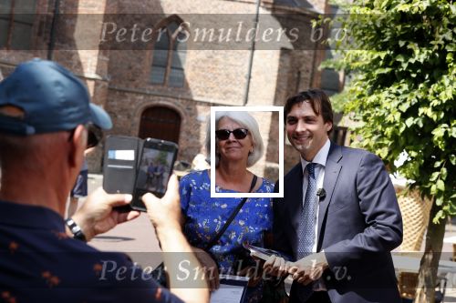 Hilversum Barneveld 13 juni 2020
Thierry Baudet gaat het land in om de krantjes van Forum voor democratie uit te delen. Zijn vriendin Davide legt alles vast met haar camera.