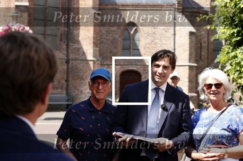 Hilversum Barneveld 13 juni 2020
Thierry Baudet gaat het land in om de krantjes van Forum voor democratie uit te delen. Zijn vriendin Davide legt alles vast met haar camera.
