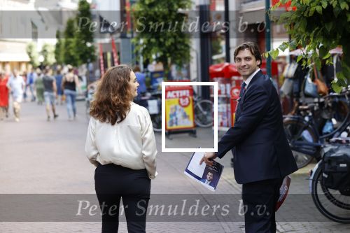 Hilversum Barneveld 13 juni 2020
Thierry Baudet gaat het land in om de krantjes van Forum voor democratie uit te delen. Zijn vriendin Davide legt alles vast met haar camera.