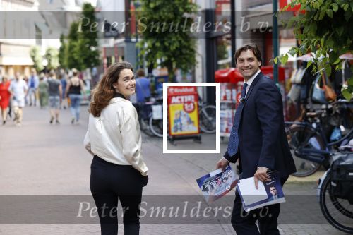 Hilversum Barneveld 13 juni 2020
Thierry Baudet gaat het land in om de krantjes van Forum voor democratie uit te delen. Zijn vriendin Davide legt alles vast met haar camera.