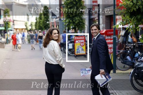 Hilversum Barneveld 13 juni 2020
Thierry Baudet gaat het land in om de krantjes van Forum voor democratie uit te delen. Zijn vriendin Davide legt alles vast met haar camera.