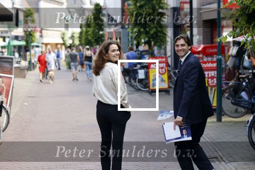 Hilversum Barneveld 13 juni 2020
Thierry Baudet gaat het land in om de krantjes van Forum voor democratie uit te delen. Zijn vriendin Davide legt alles vast met haar camera.