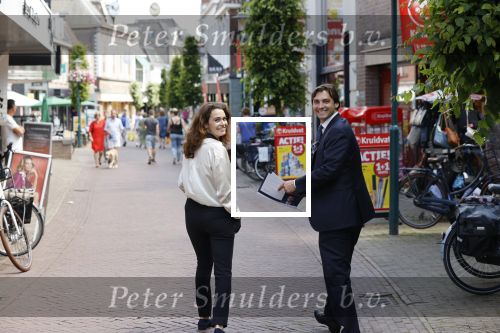 Hilversum Barneveld 13 juni 2020
Thierry Baudet gaat het land in om de krantjes van Forum voor democratie uit te delen. Zijn vriendin Davide legt alles vast met haar camera.