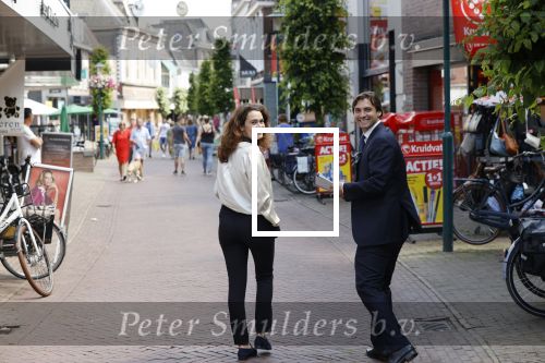 Hilversum Barneveld 13 juni 2020
Thierry Baudet gaat het land in om de krantjes van Forum voor democratie uit te delen. Zijn vriendin Davide legt alles vast met haar camera.