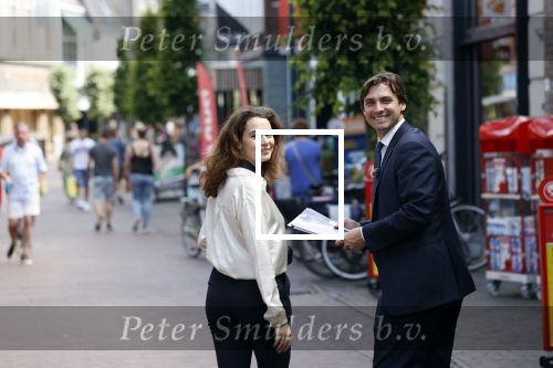Hilversum Barneveld 13 juni 2020
Thierry Baudet gaat het land in om de krantjes van Forum voor democratie uit te delen. Zijn vriendin Davide legt alles vast met haar camera.