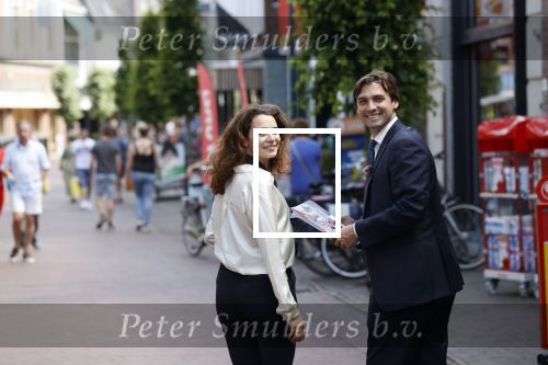 Hilversum Barneveld 13 juni 2020
Thierry Baudet gaat het land in om de krantjes van Forum voor democratie uit te delen. Zijn vriendin Davide legt alles vast met haar camera.