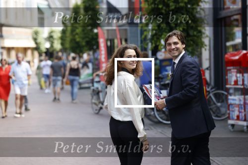 Hilversum Barneveld 13 juni 2020
Thierry Baudet gaat het land in om de krantjes van Forum voor democratie uit te delen. Zijn vriendin Davide legt alles vast met haar camera.