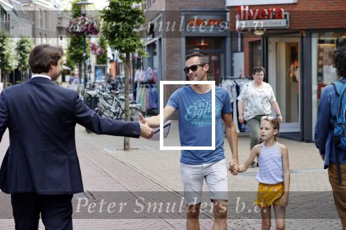 Hilversum Barneveld 13 juni 2020
Thierry Baudet gaat het land in om de krantjes van Forum voor democratie uit te delen. Zijn vriendin Davide legt alles vast met haar camera.