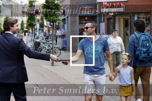 Hilversum Barneveld 13 juni 2020
Thierry Baudet gaat het land in om de krantjes van Forum voor democratie uit te delen. Zijn vriendin Davide legt alles vast met haar camera.