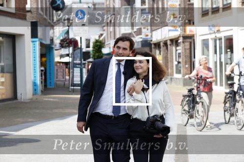 Hilversum Barneveld 13 juni 2020
Thierry Baudet gaat het land in om de krantjes van Forum voor democratie uit te delen. Zijn vriendin Davide legt alles vast met haar camera.