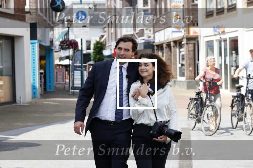 Hilversum Barneveld 13 juni 2020
Thierry Baudet gaat het land in om de krantjes van Forum voor democratie uit te delen. Zijn vriendin Davide legt alles vast met haar camera.