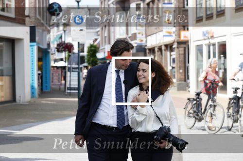 Hilversum Barneveld 13 juni 2020
Thierry Baudet gaat het land in om de krantjes van Forum voor democratie uit te delen. Zijn vriendin Davide legt alles vast met haar camera.