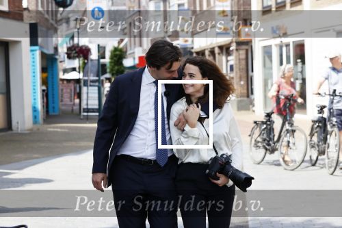 Hilversum Barneveld 13 juni 2020
Thierry Baudet gaat het land in om de krantjes van Forum voor democratie uit te delen. Zijn vriendin Davide legt alles vast met haar camera.
