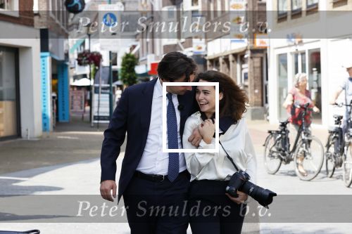 Hilversum Barneveld 13 juni 2020
Thierry Baudet gaat het land in om de krantjes van Forum voor democratie uit te delen. Zijn vriendin Davide legt alles vast met haar camera.