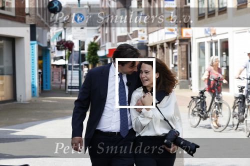 Hilversum Barneveld 13 juni 2020
Thierry Baudet gaat het land in om de krantjes van Forum voor democratie uit te delen. Zijn vriendin Davide legt alles vast met haar camera.