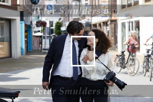 Hilversum Barneveld 13 juni 2020
Thierry Baudet gaat het land in om de krantjes van Forum voor democratie uit te delen. Zijn vriendin Davide legt alles vast met haar camera.