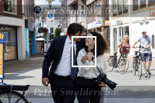Hilversum Barneveld 13 juni 2020
Thierry Baudet gaat het land in om de krantjes van Forum voor democratie uit te delen. Zijn vriendin Davide legt alles vast met haar camera.