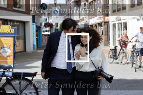 Hilversum Barneveld 13 juni 2020
Thierry Baudet gaat het land in om de krantjes van Forum voor democratie uit te delen. Zijn vriendin Davide legt alles vast met haar camera.