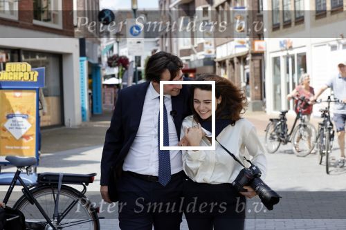 Hilversum Barneveld 13 juni 2020
Thierry Baudet gaat het land in om de krantjes van Forum voor democratie uit te delen. Zijn vriendin Davide legt alles vast met haar camera.