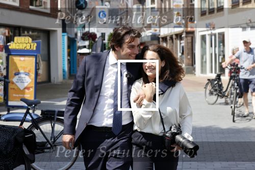 Hilversum Barneveld 13 juni 2020
Thierry Baudet gaat het land in om de krantjes van Forum voor democratie uit te delen. Zijn vriendin Davide legt alles vast met haar camera.