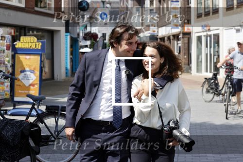 Hilversum Barneveld 13 juni 2020
Thierry Baudet gaat het land in om de krantjes van Forum voor democratie uit te delen. Zijn vriendin Davide legt alles vast met haar camera.
