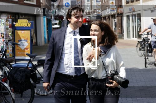 Hilversum Barneveld 13 juni 2020
Thierry Baudet gaat het land in om de krantjes van Forum voor democratie uit te delen. Zijn vriendin Davide legt alles vast met haar camera.