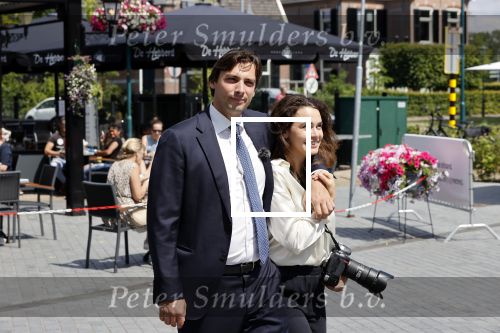 Hilversum Barneveld 13 juni 2020
Thierry Baudet gaat het land in om de krantjes van Forum voor democratie uit te delen. Zijn vriendin Davide legt alles vast met haar camera.