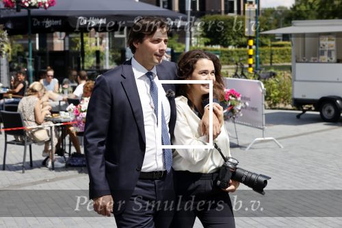 Hilversum Barneveld 13 juni 2020
Thierry Baudet gaat het land in om de krantjes van Forum voor democratie uit te delen. Zijn vriendin Davide legt alles vast met haar camera.