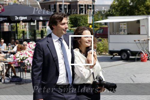 Hilversum Barneveld 13 juni 2020
Thierry Baudet gaat het land in om de krantjes van Forum voor democratie uit te delen. Zijn vriendin Davide legt alles vast met haar camera.