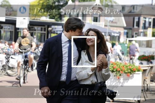 Hilversum Barneveld 13 juni 2020
Thierry Baudet gaat het land in om de krantjes van Forum voor democratie uit te delen. Zijn vriendin Davide legt alles vast met haar camera.