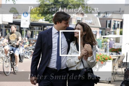 Hilversum Barneveld 13 juni 2020
Thierry Baudet gaat het land in om de krantjes van Forum voor democratie uit te delen. Zijn vriendin Davide legt alles vast met haar camera.