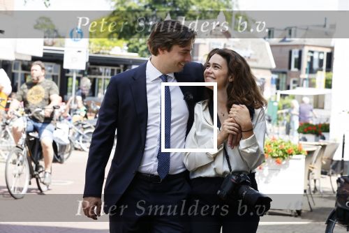 Hilversum Barneveld 13 juni 2020
Thierry Baudet gaat het land in om de krantjes van Forum voor democratie uit te delen. Zijn vriendin Davide legt alles vast met haar camera.