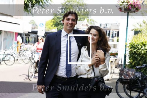 Hilversum Barneveld 13 juni 2020
Thierry Baudet gaat het land in om de krantjes van Forum voor democratie uit te delen. Zijn vriendin Davide legt alles vast met haar camera.